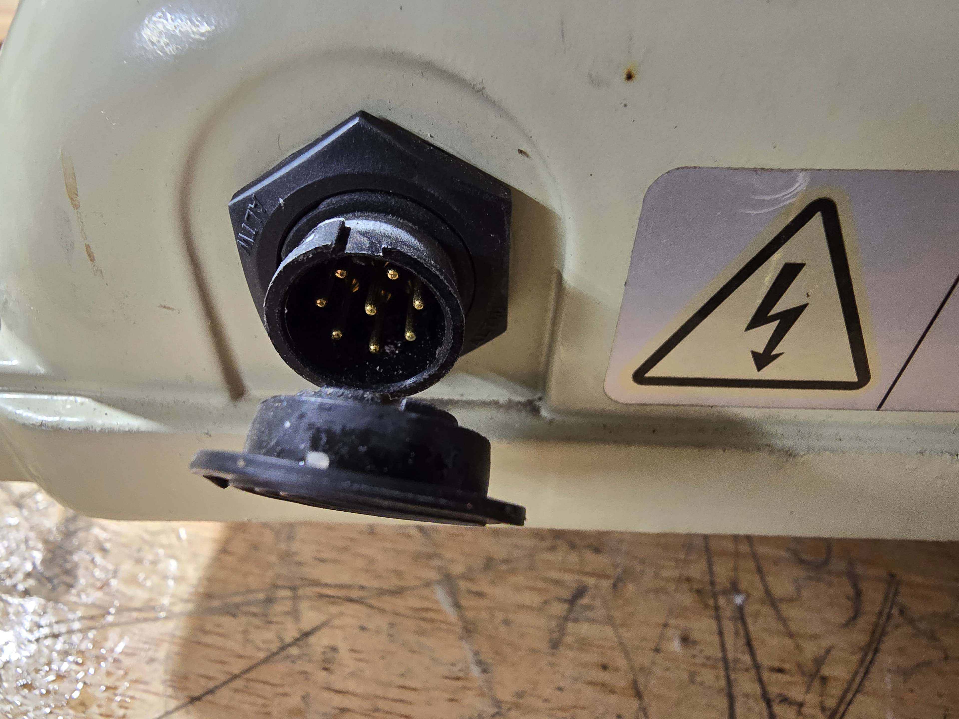 Pentair VST drive connector with hazard warning label